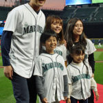 Iwakuma-and-his-family-at-safeco