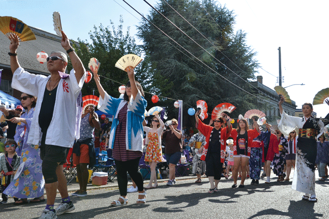 夏恒例「盆踊り」　 世代つなげる伝統行事　 地元各所で毎週末開催