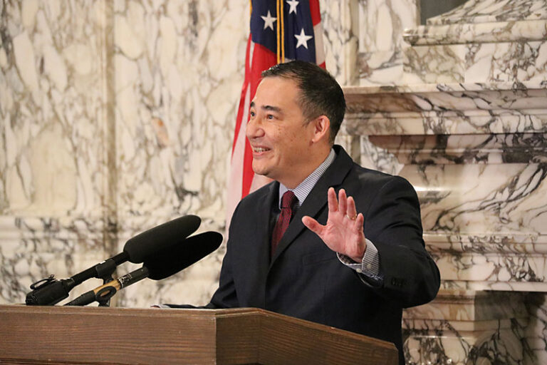 ホブス氏がワシントン州務長官就任 マイノリティーとして初めて