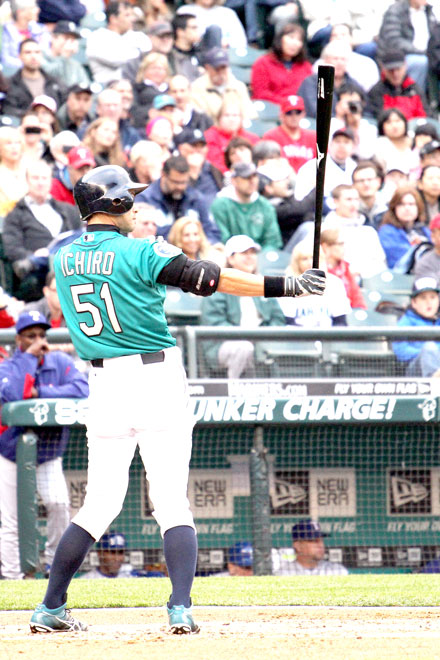 Ichiro Suzuki gets 3,000th career hit in major leagues